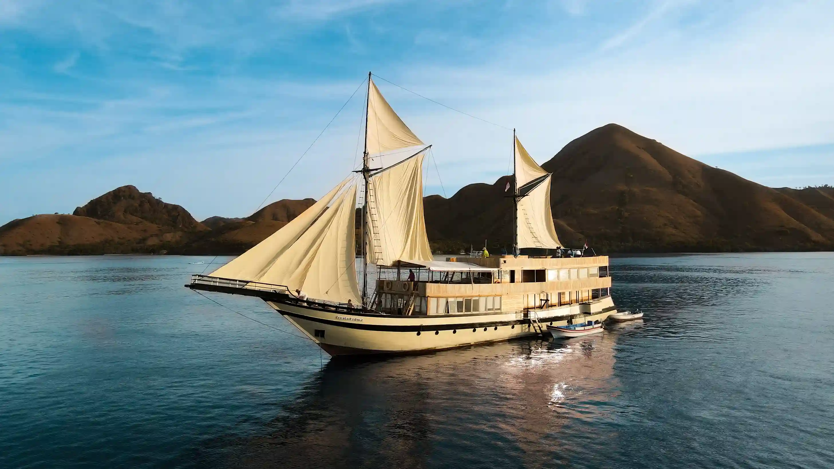 Intimate Luxury Yachts for Couples | Komodo Yacht Charter