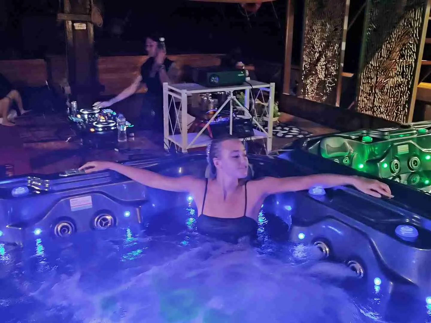 Party Boat Jacuzzi - Komodo Luxury