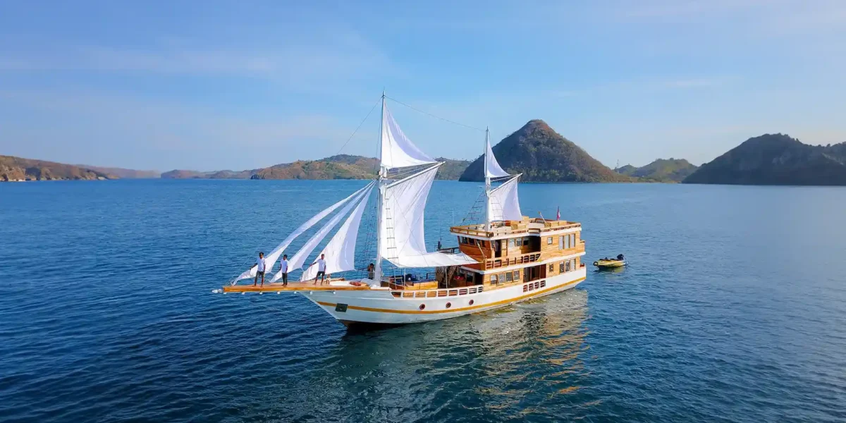 Barakati Yacht Cruise Phinisi Charter by Komodo Luxury
