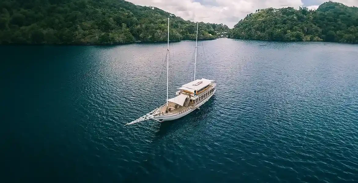 Fenides Yach Cruise Phinisi Charter by Komodo Luxury