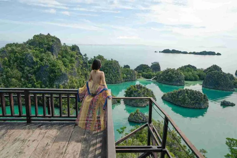 Featured image - where to stay in raja ampat