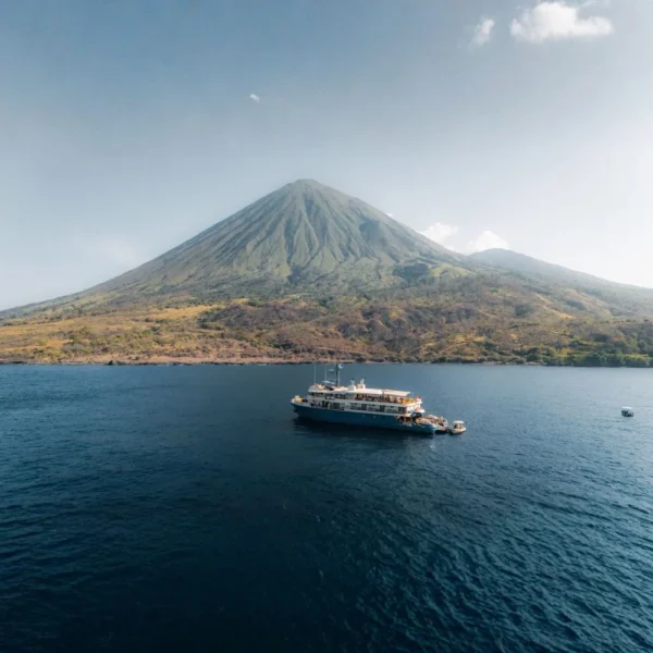 Kudanil Explorer Yacht Cruise by Komodo Luxury