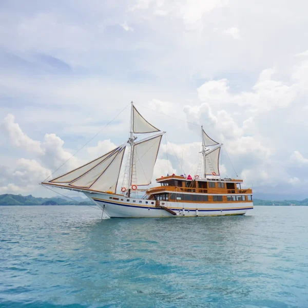 Lamain 1 Voyage Cruise Yacht - KomodoLuxury