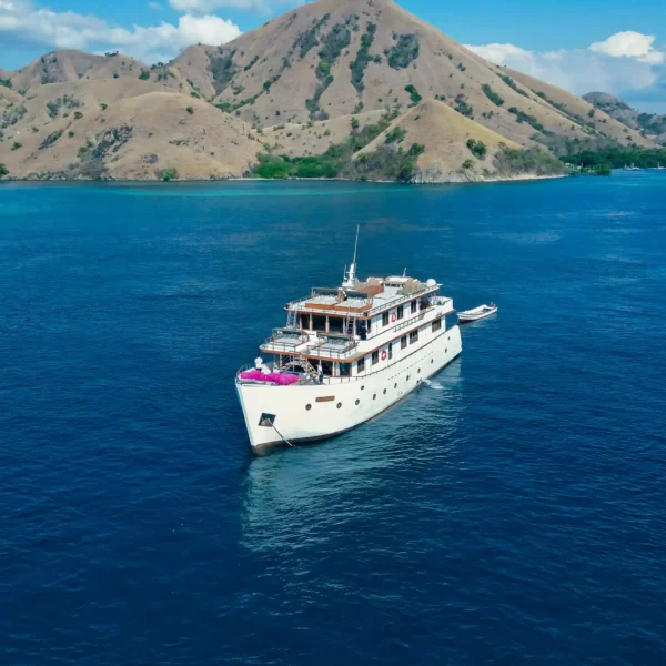 Le Costa Yacht Cruise Phinisi Boat Charter | Komodo Luxury