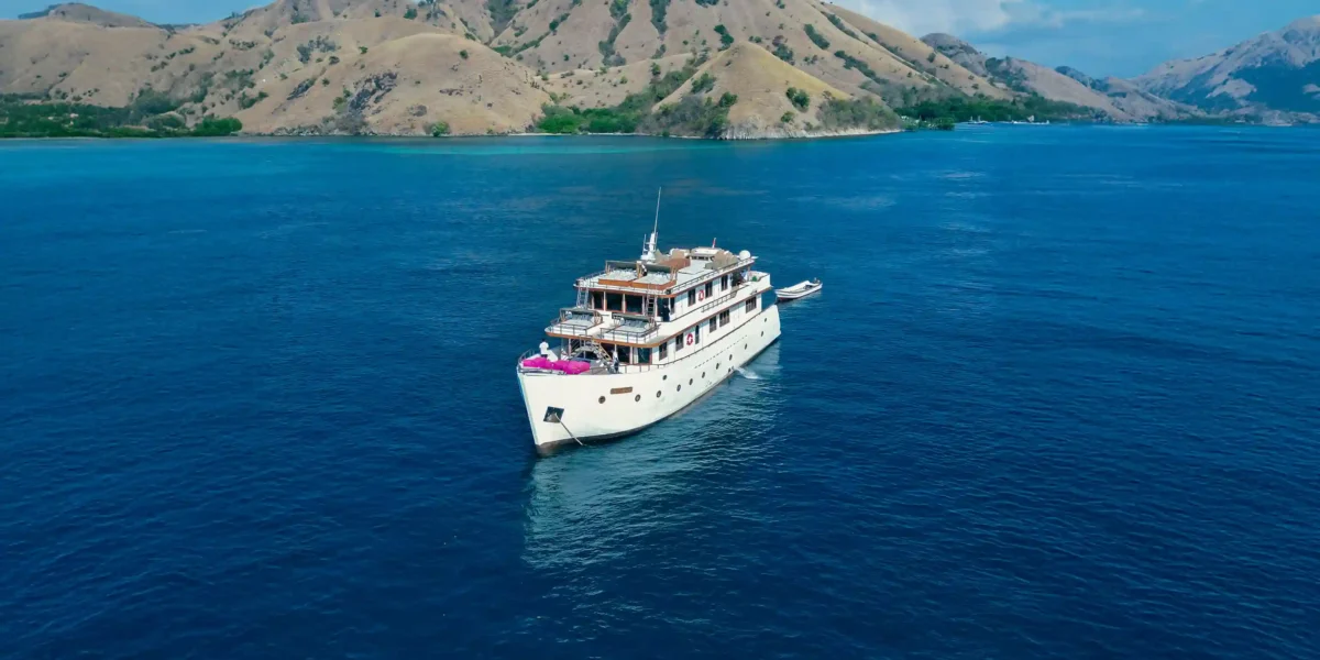 Le Costa Yacht Cruise Phinisi Boat Charter | Komodo Luxury