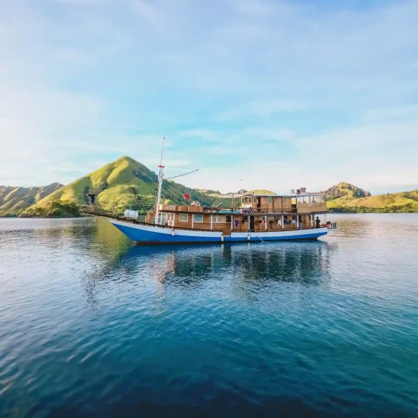 Pesona Bajo Yacht Cruise Phinisi - KomodoLuxury