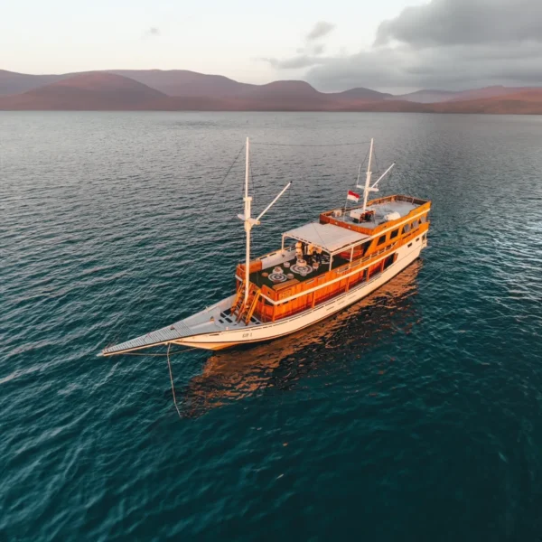 Sip Yacht Cruise Phinisi - KomodoLuxury