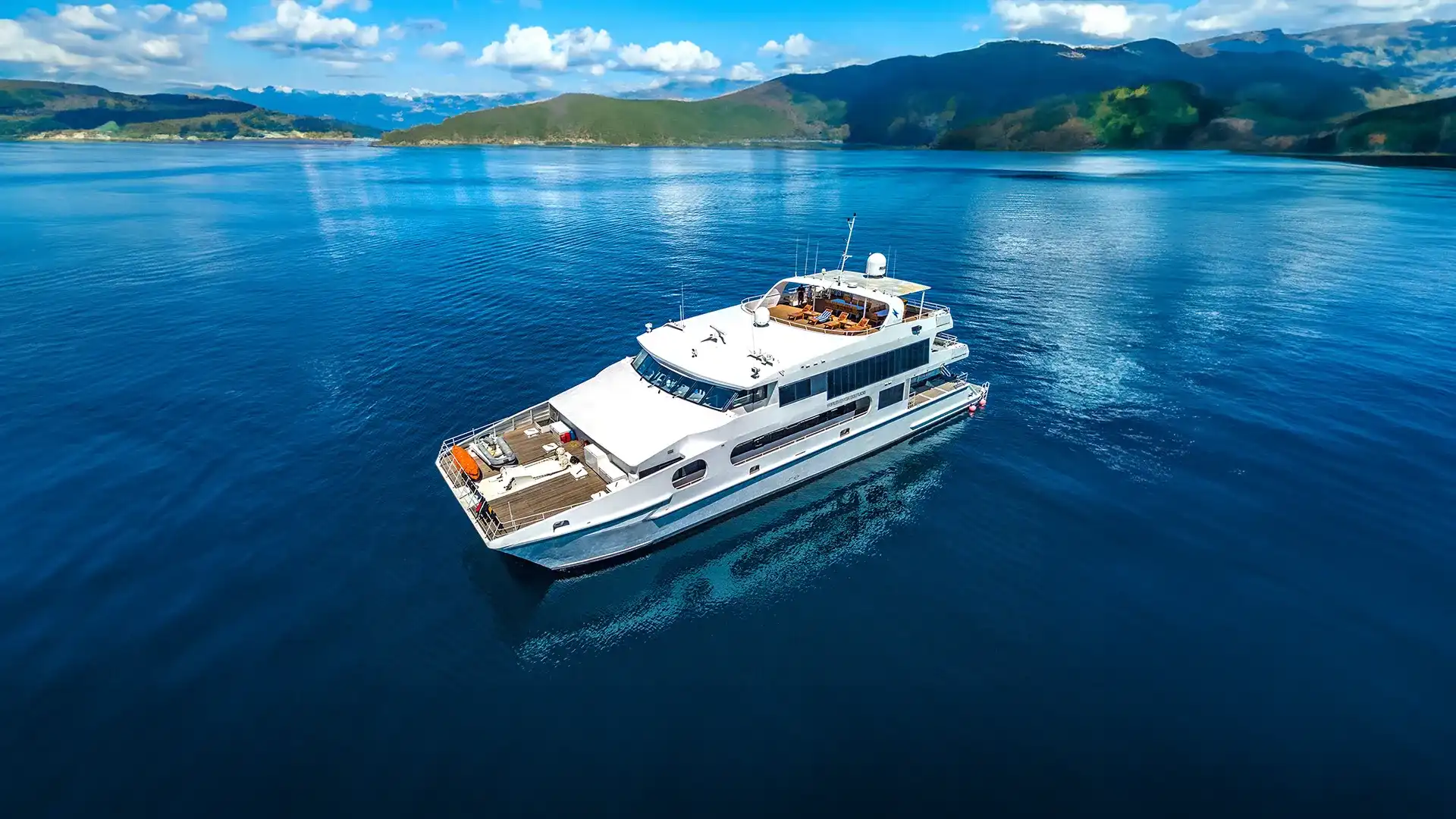 Solitude Advanture Yacht Cruise Phinisi Charter by Komodo Luxury