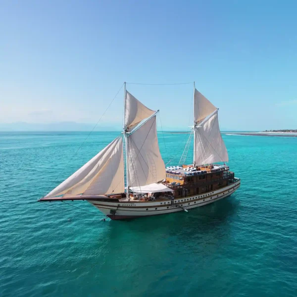 The Maj Oceanic Yacht Cruise Phinisi Exterior by Komodo Luxury