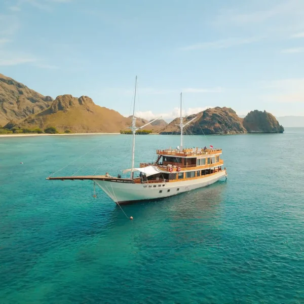 Yumana Yacht Cruise - KomodoLuxury