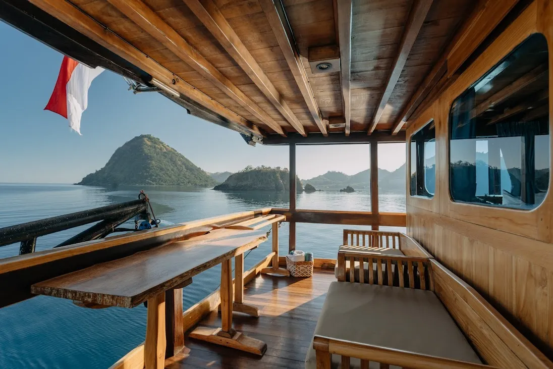Balcony Master Cabin Adishree Phinisi Boat Charter | Komodo Luxury