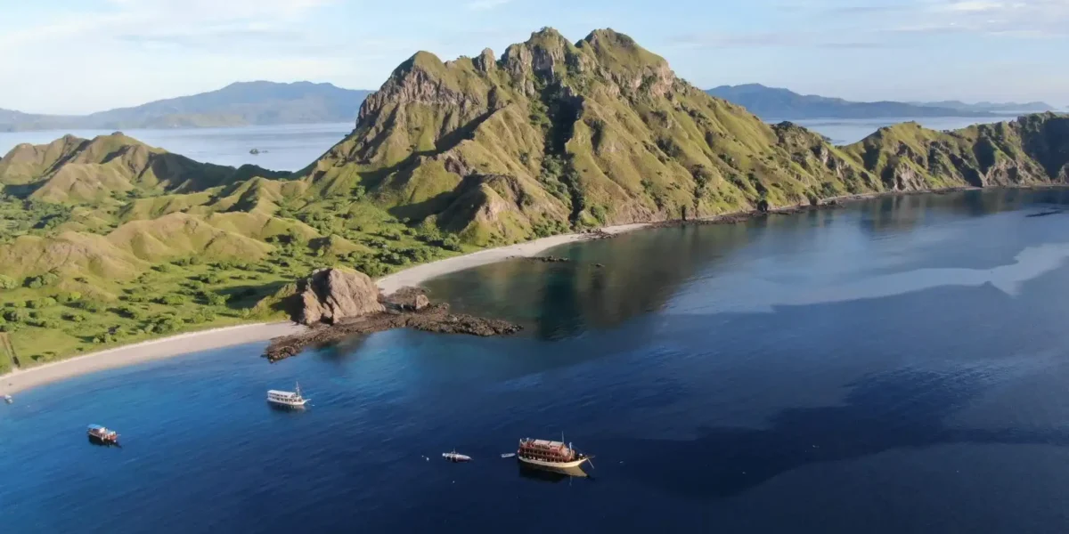 Sailing tour in Komodo National Park | Luxury Komodo Tour by Komodo Luxury