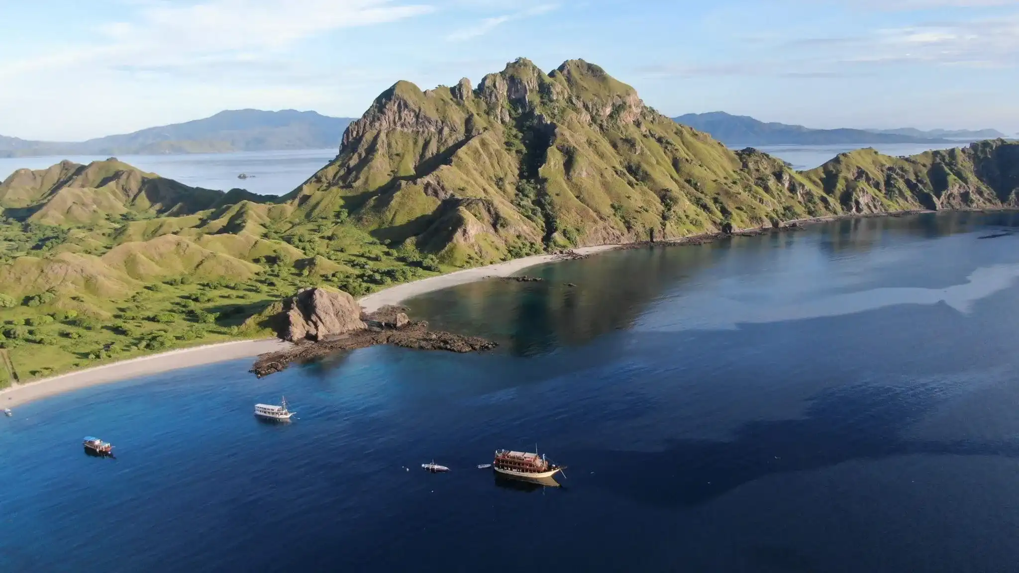 Sailing tour in Komodo National Park | Luxury Komodo Tour by Komodo Luxury