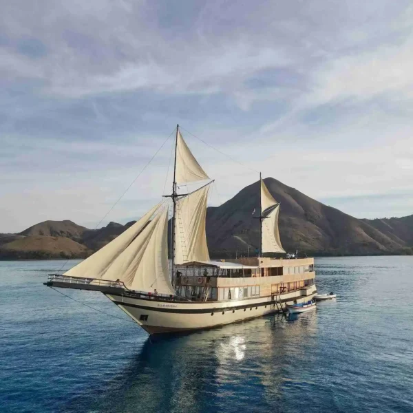 Lamborajo 3 Yacht Cruise Phinisi Charter by Komodo Luxury