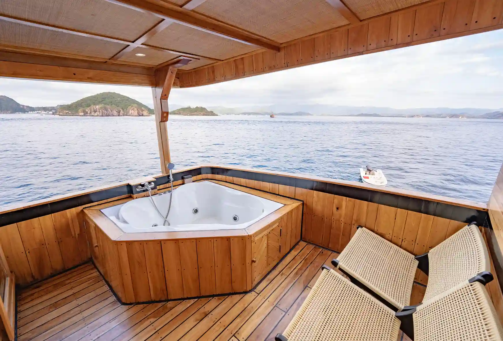 Sunset Yacht Komodo