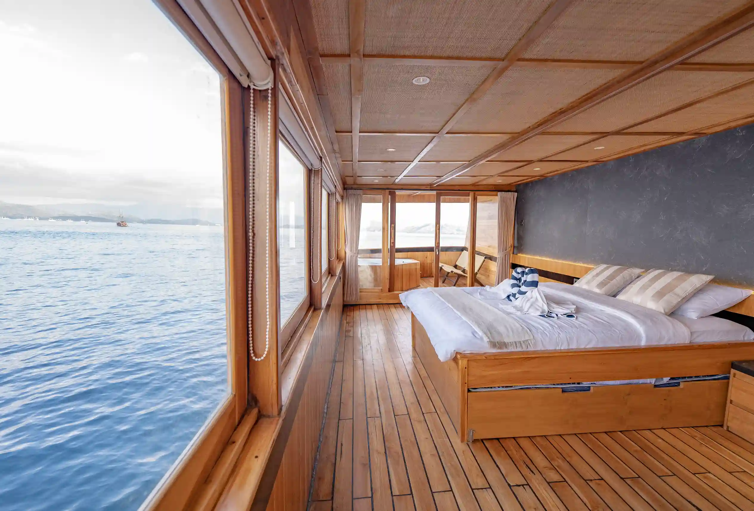 Intimate Luxury Yacht Komodo