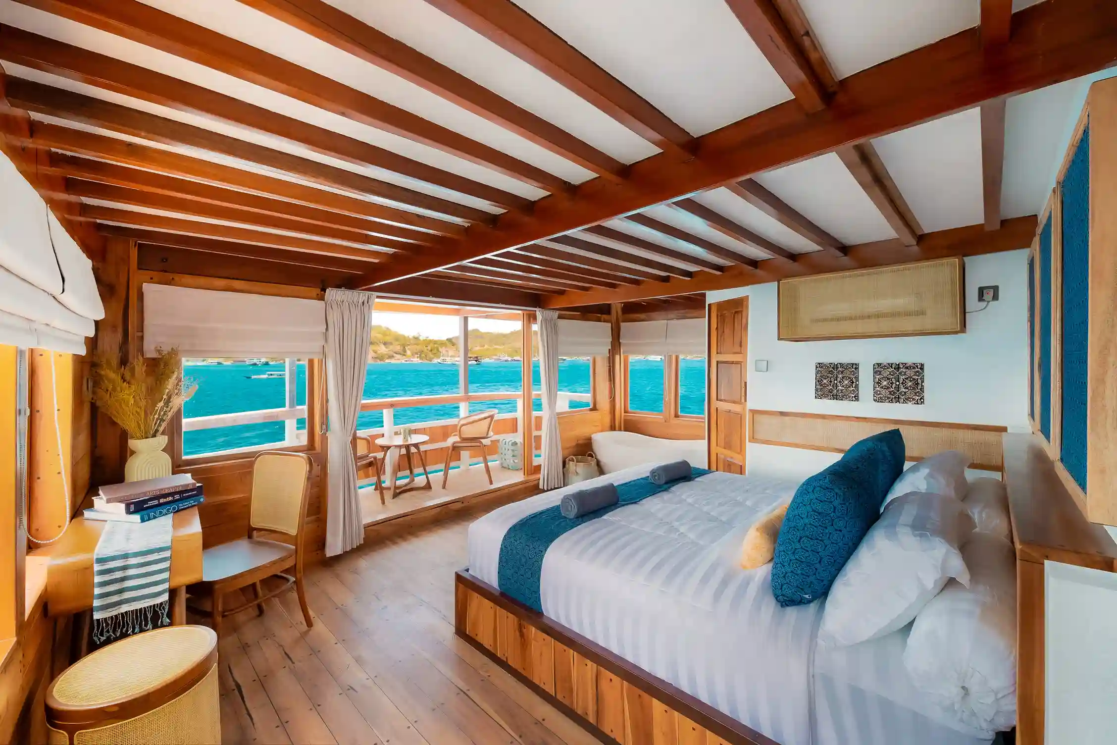 Spacious Phinisi Yacht Komodo