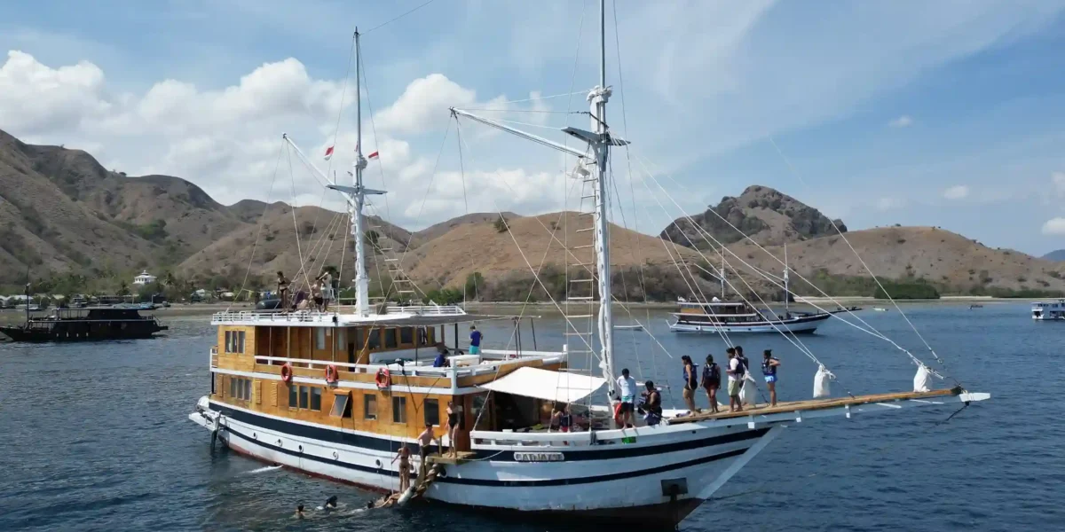 Enjoying Momment on Top of Phinisi | Catnazse Cruise Liveaboard Phinisi | Komodo Luxury