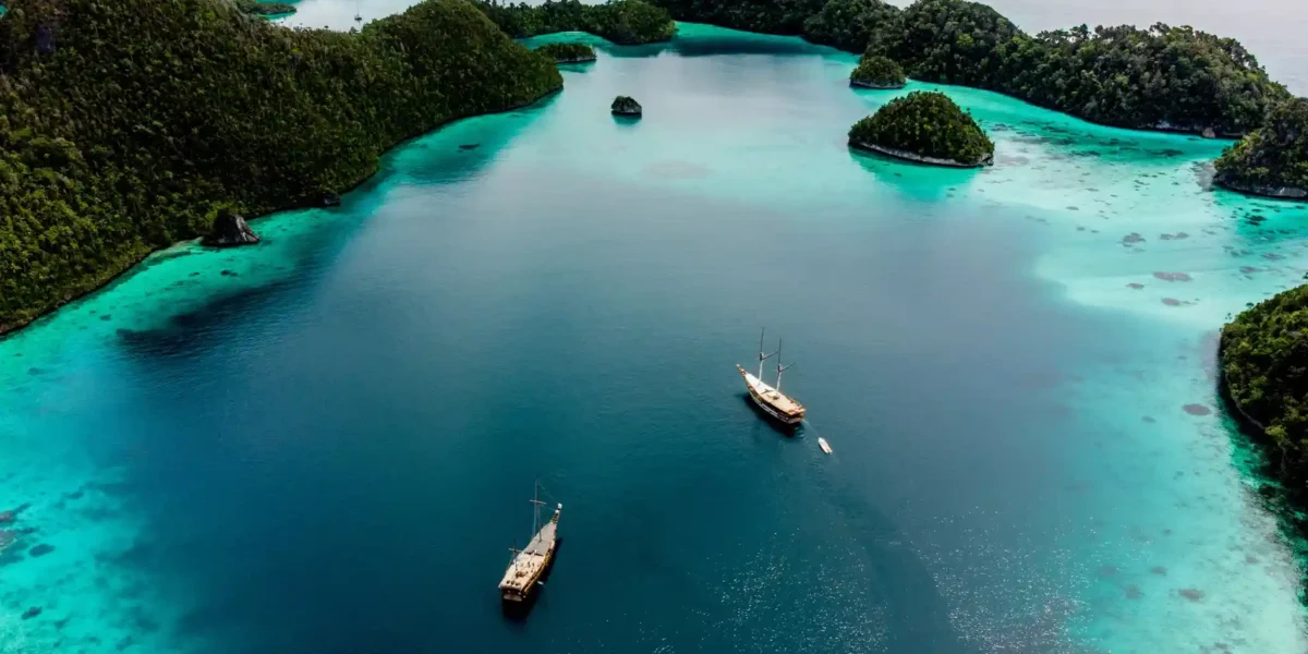 Raja Ampat Liveaboard | Diving | Snorkeling | Boat Charter | Komodo Luxury