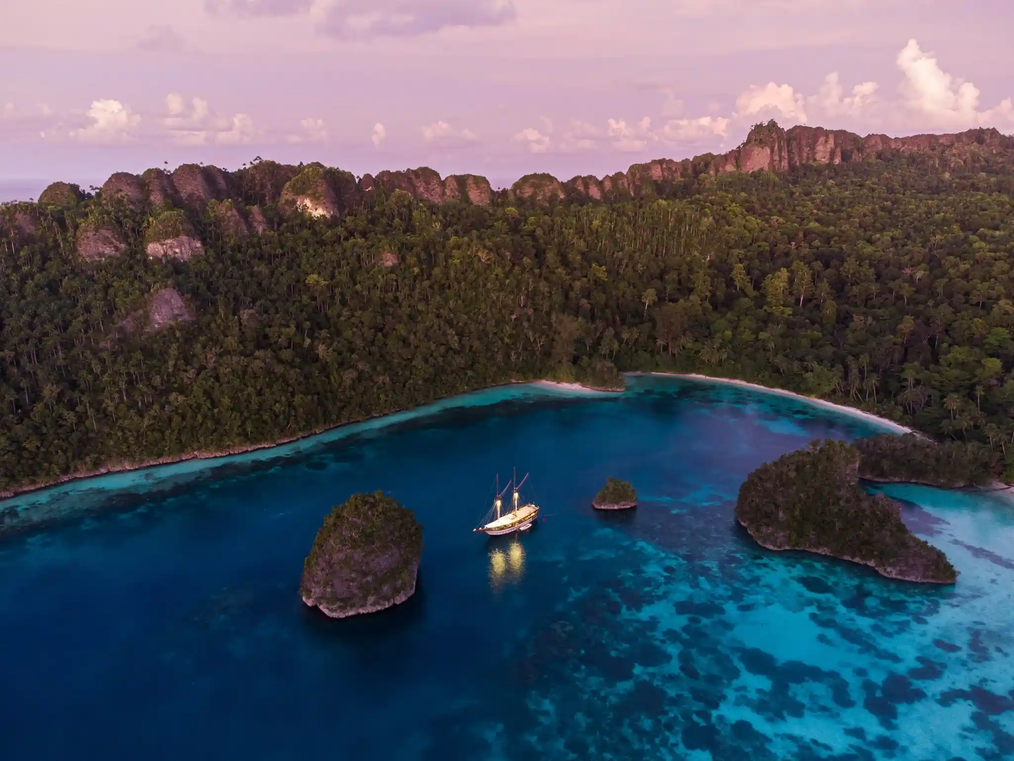 Raja Ampat Liveaboard & Luxury Boat Charter Rentals | Komodo Luxury