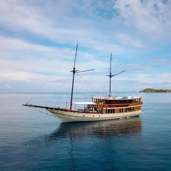 Senada Cruise Phinisi Exterior by Komodo Luxury