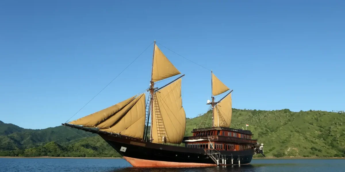 Alila Purnama Cruise Phinisi Liveaboard | Komodo Luxury