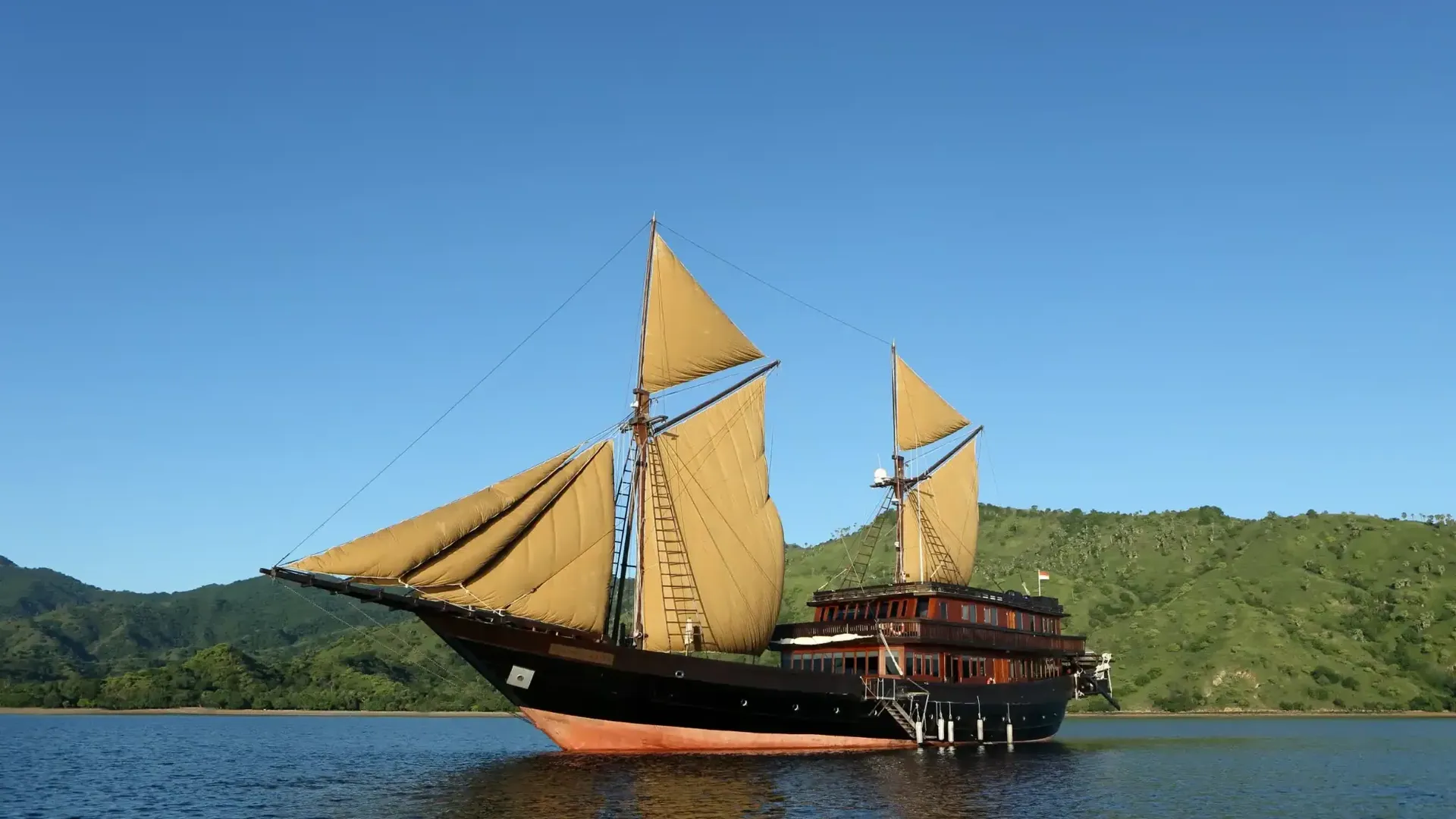 Alila Purnama Cruise Phinisi Liveaboard | Komodo Luxury