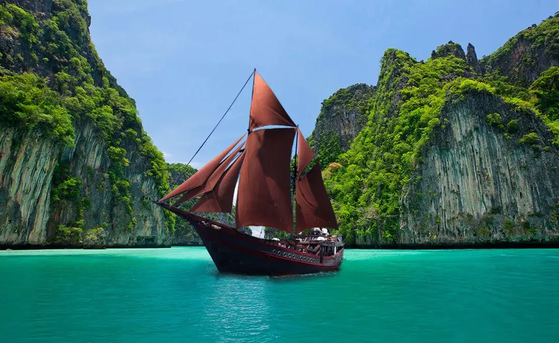 Manta Mae Liveaboard | Raja Ampat Liveaboard | Komodo Luxury