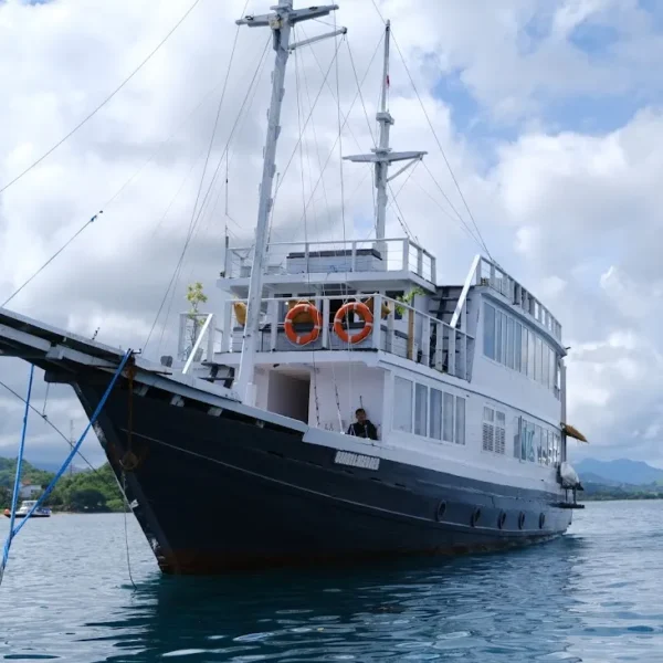 Exterior Dua Liveaboard | Komodo Tour | Komodo Luxury