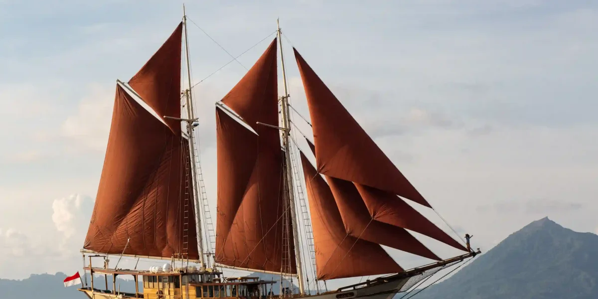 Si Datu Bua Phinisi Boat Charter | Komodo & Raja Ampat | Komodo Luxury