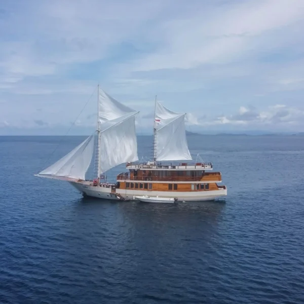 Exteriror | Elrora Cruise Phinisi by Komodo Luxury