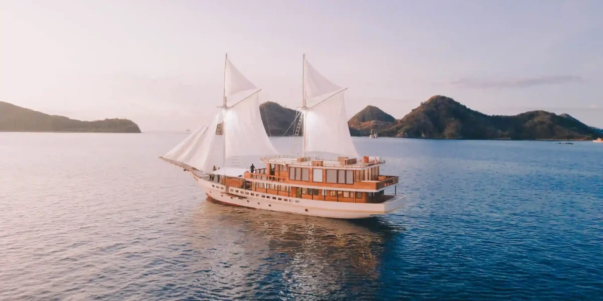 Elbark Cruise Phinisi Boat Charter | Open Trip & Private Trip | Komodo Luxury