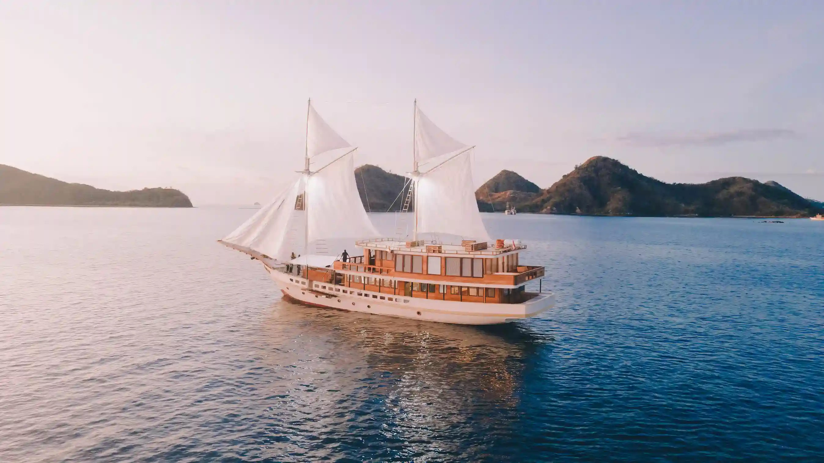 Elbark Cruise Phinisi Boat Charter | Open Trip & Private Trip | Komodo Luxury