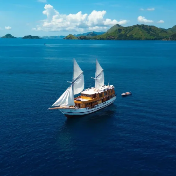 Raffles Cruise Phinisi | Komodo Tour | Komodo Luxury