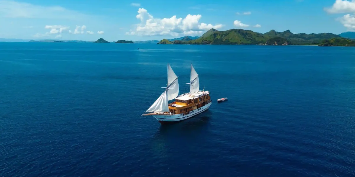 Raffles Cruise Phinisi | Komodo Tour | Komodo Luxury
