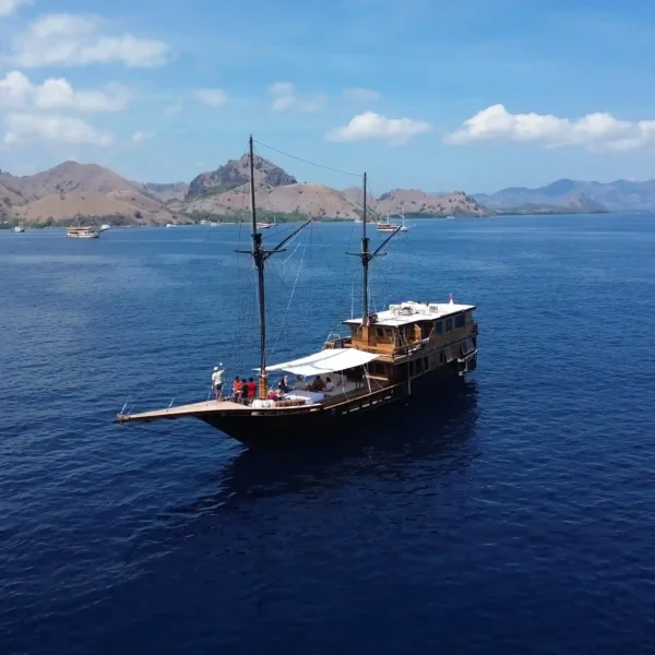 Blackbeard Phinisi Boat Charter | Blackbeard Exterior | Komodo Luxury