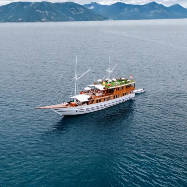 Magika Exterior | Magika Phinisi Boat Charter | Komodo Tour | Komodo Luxury