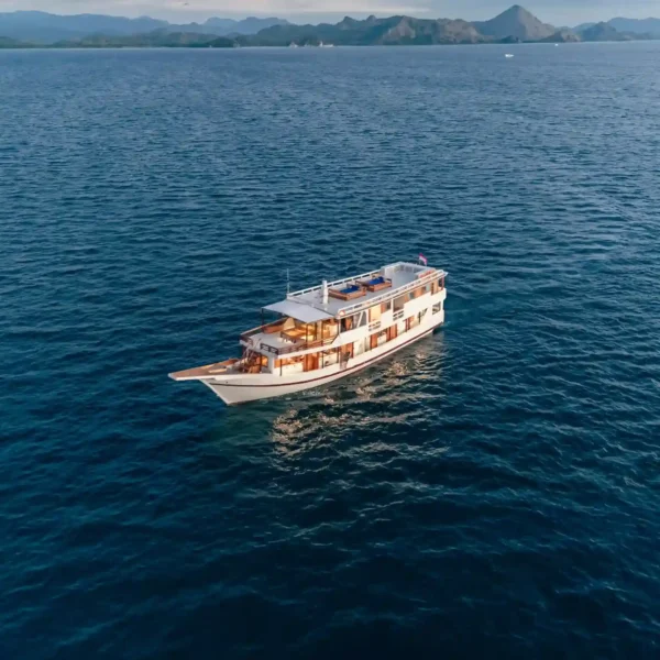 Ayvara Cruise Boat Charter | Ayvara Cruise Exterior | Komodo Tour | Komodo Luxury