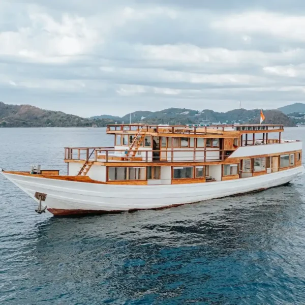 Sora Phinisi Boat Charter | Exterior Sora Phinisi | Komodo Luxury