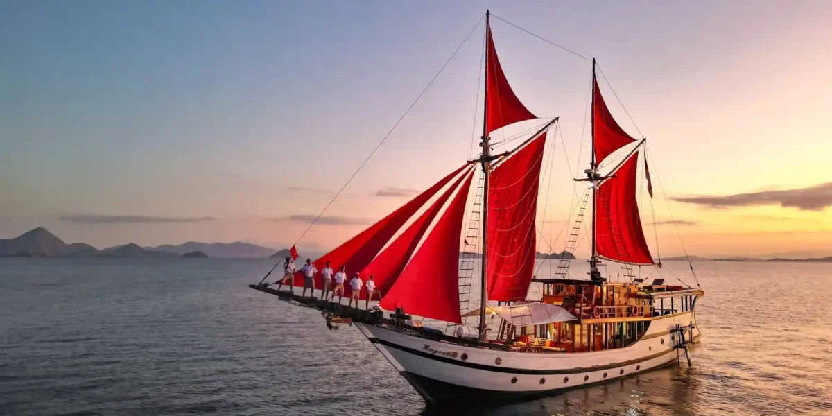 Supraba Exterior | Supraba Liveaboard Boat Charter Cruise Phinisi | Exterior | Komodo Luxury