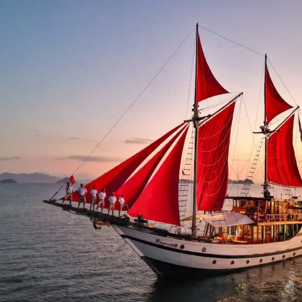 Supraba Exterior | Supraba Liveaboard Boat Charter Cruise Phinisi | Exterior | Komodo Luxury
