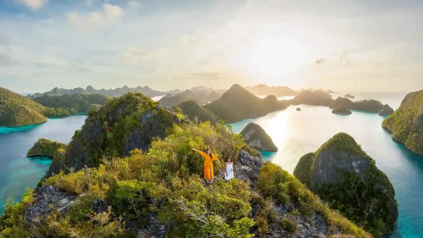 Wayag Viewpoint Raja Ampat | Raja Ampat Liveaboard | Komodo Luxury