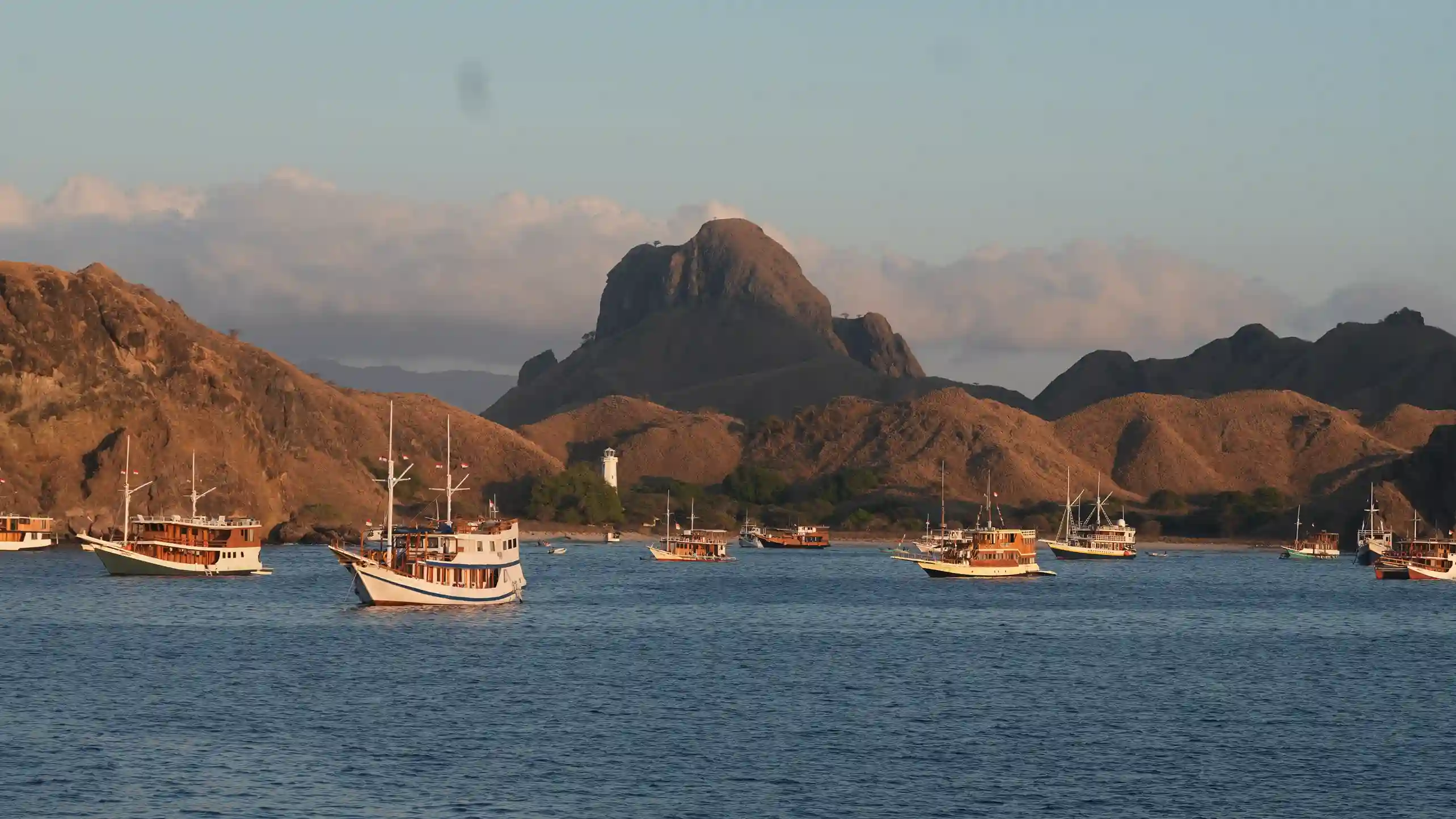 رحلة كومودو المفتوحة - قارب شراعي فاخر من طراز فينيسي يبحر عبر متنزه كومودو الوطني بمياهه الفيروزية وجزره