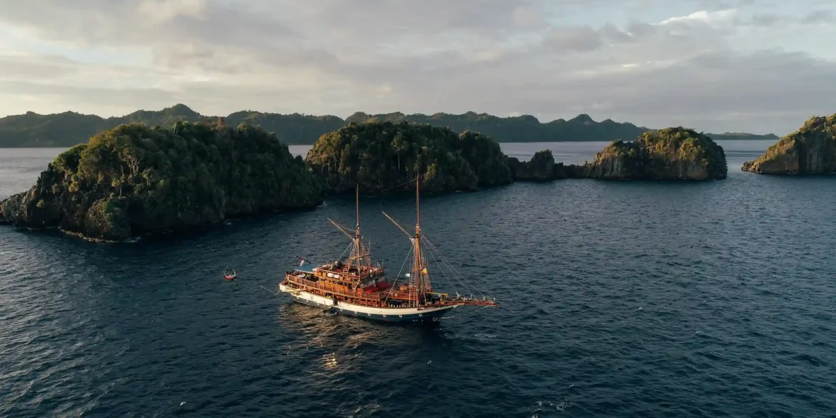 Sailing Liveaboard Raja Ampat | Raja Ampat Liveaboard | Komodo Luxury