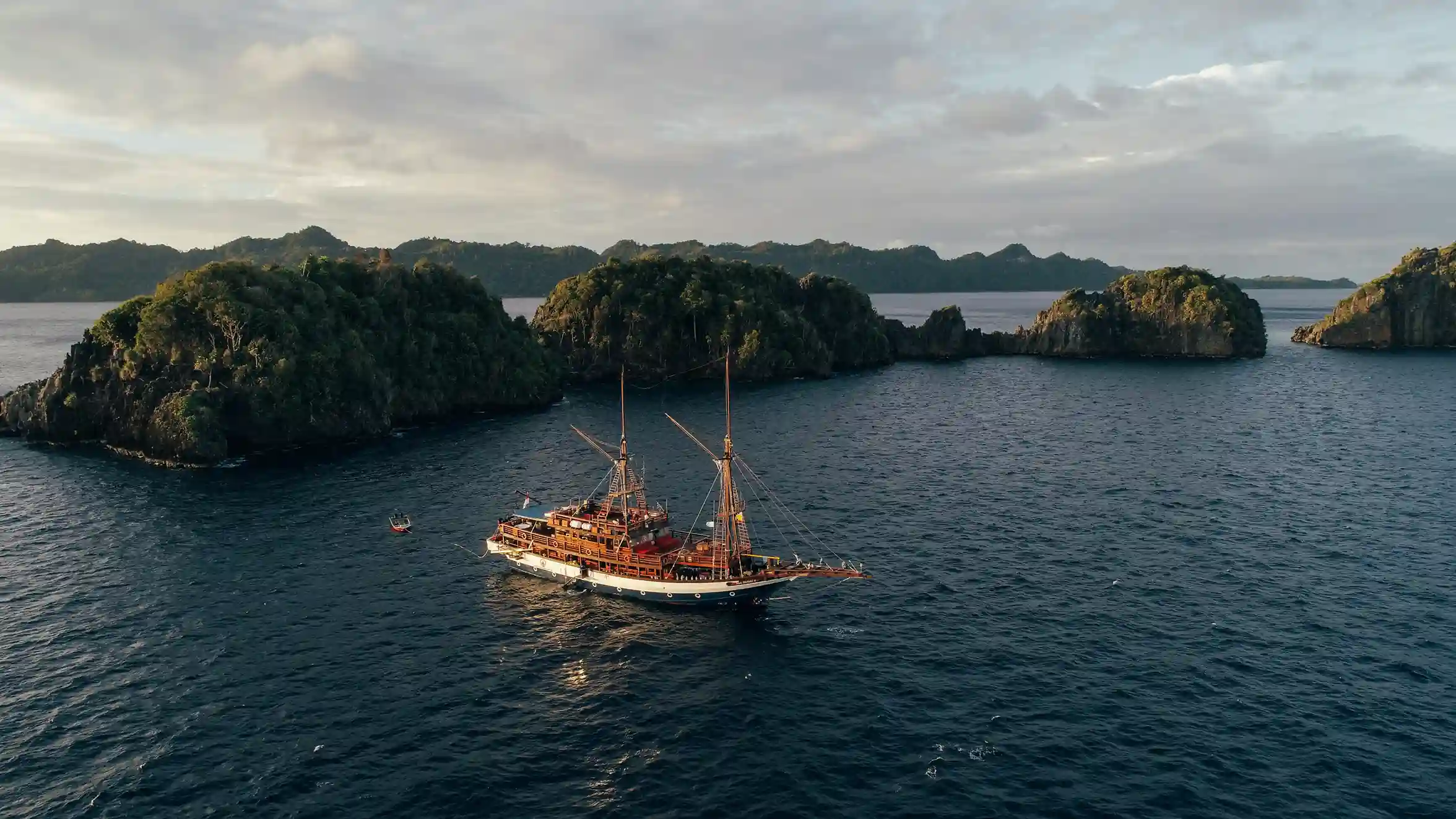 Sailing Liveaboard Raja Ampat | Raja Ampat Liveaboard | Komodo Luxury
