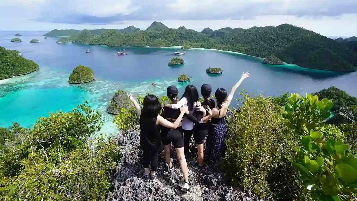 Wayag Island Raja Ampat | Raja Ampat Liveaboard | Komodo Luxury
