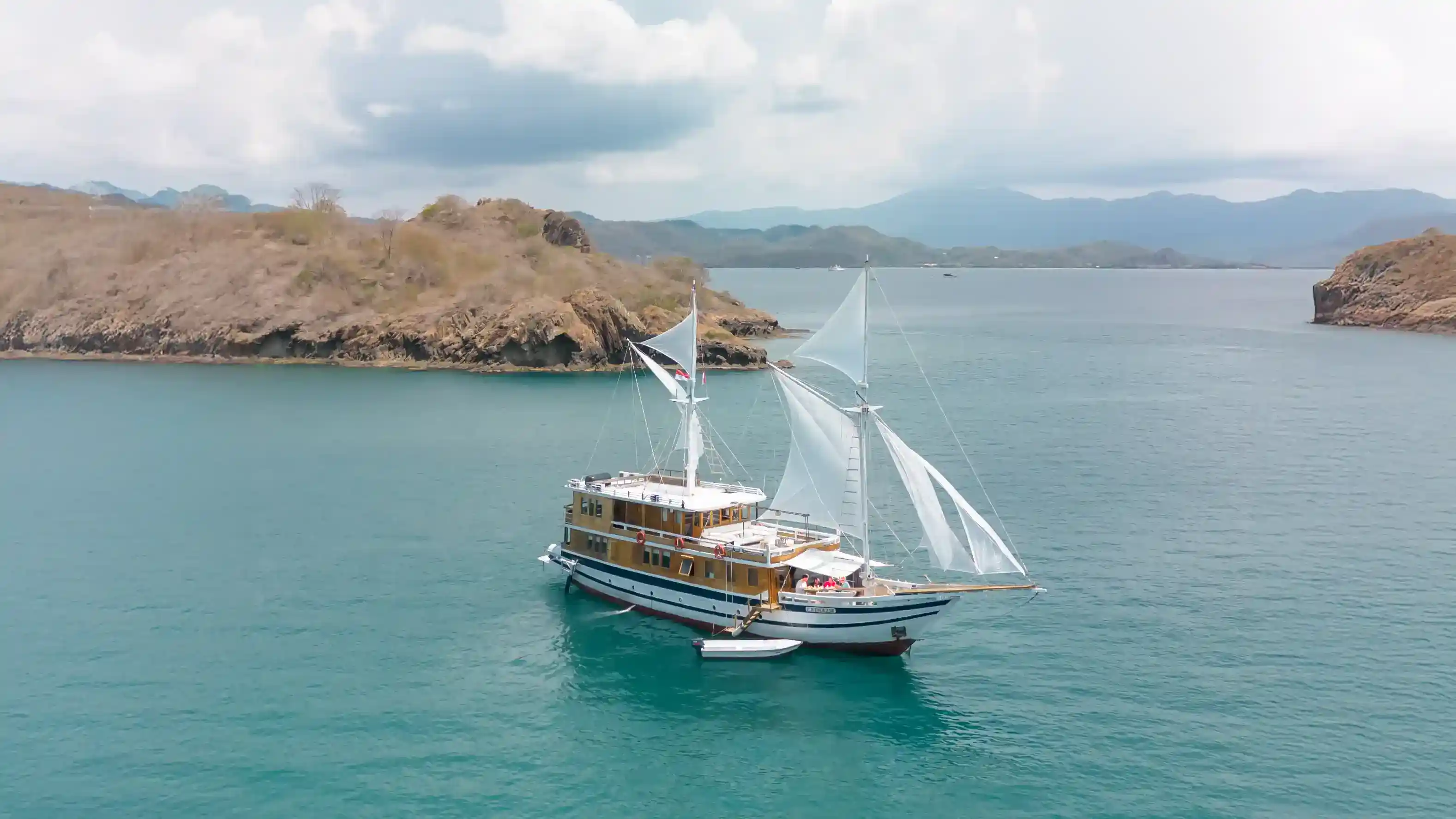 Premium Phinisi Yachts (6–14 Guests) | Komodo Yacht Charter