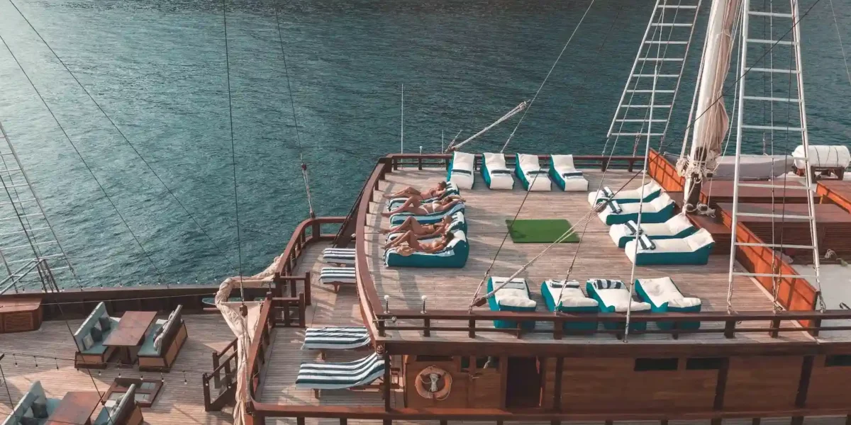 The Maj Oceanic Phinisi Activity | Komodo Luxury