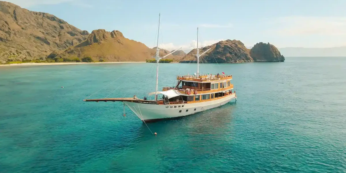 Yumana Phinisi Boat Charter | Yumana Phinisi Exterior | Komodo Luxury