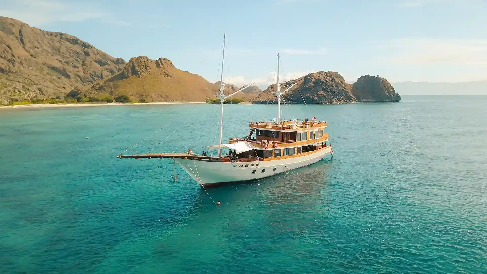Yumana Phinisi Boat Charter | Yumana Phinisi Exterior | Komodo Luxury